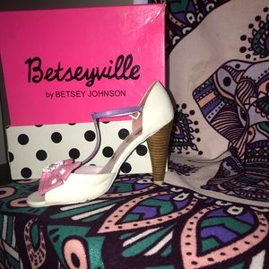 Betsy Johnson White Peep Toe Heel.